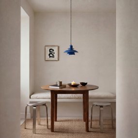Primus IV Ø28 Blå från Belid - Den ikoniska designen har sitt ursprung i 1980-talet och k&auml;nnetecknas av sina karakteristiska sk&auml;rmar som ger ett behagligt och bl&auml;ndfritt ljus.