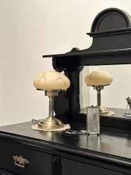 August 28cm Antikmässing bordslampa från Aneta Lighting - Med sin klassiska design i antik metall och en vacker alabaster-liknande sk&auml;rm sprider den ett varmt och behagligt ljus som skapar en inbjudande atmosf&auml;r i vilket rum som helst.
