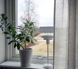 Epsilon 37cm Vit bordslampa från Aneta Lighting - Detaljer i krom och matt m&auml;ssing medf&ouml;ljer, s&aring; du sj&auml;lv kan v&auml;lja vilken som passar b&auml;st i ditt hem.