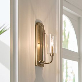 Kimrose 35cm Borstad mässing vägglampa från Elstead Lighting - Dess geometriska former st&aring;r i fokus och f&ouml;rst&auml;rks av en elegant finish i borstad m&auml;ssing.