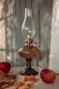 Esmeralda Brun från Strömshaga - Den klassiska formen med en elegant fot g&ouml;r Esmeralda till en st&auml;mningsfull inredningsdetalj som passar lika fint i traditionella som moderna hem.