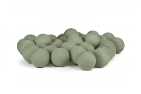 Irislights Salvia Green 35 bollar Grön från Irislights - De handgjorda bollarna &auml;r tillverkade av tunt, handf&auml;rgat garn och milj&ouml;v&auml;nligt lim, vilket g&ouml;r varje slinga unik.