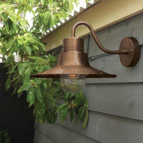 Sheldon Antik mässing utelampa från Elstead Lighting - Sheldon är både robust och stilren, perfekt för att skapa en klassisk och tidlös atmosfär.