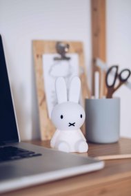 Bundle of Light - Miffy Mini Vit barnlampa från Mr Maria - L&auml;gg till lite ljus och gl&auml;dje i din dag och ditt hem med denna charmiga Miffy-lampa.