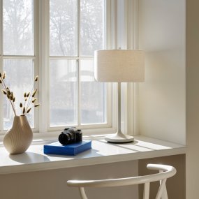 Soft 64cm Vit/sand bordslampa från Belid - Soft bordslampa &auml;r en stilren och harmonisk lampa med en sk&auml;rm i vitt, europeiskt odlat lin och en fot i sandf&auml;rgad metall.