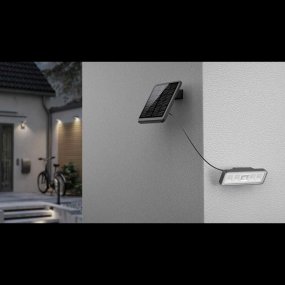 Batteridriven strålkastare med sensor Svart solcellslampa från Designlight - Om armaturen detekterar r&ouml;relse lyser den med 100% ljusstyrka (1000lm) i 18 sekunder f&ouml;r att efter detta lysa med grundljus ca 30-50lm.