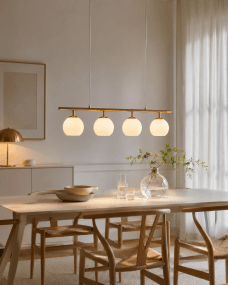 Globi 4 78cm Borstad mässing/vit taklampa från Nordic Lighting - &nbsp; Metallupph&auml;ngningen i borstad m&auml;ssingfinish ger ett elegant och grafiskt uttryck, medan de fyra runda kuporna i opalglas sprider ett behagligt och j&auml;mnt ljus i rummet.