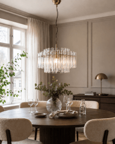 Lancaster Ø54 Mässing/transparent taklampa från Lampan - En lampa som kombinerar elegans och enkelhet p&aring; ett harmoniskt s&auml;tt &ndash; och som lyfter inredningen med sitt subtila sken och tidl&ouml;sa charm.