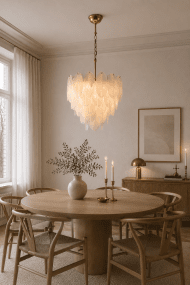 Cirrus Ø50 Mässing/vit kristall från Lampan - Glasets vita finish sprider ljuset p&aring; ett mjukt och behagligt s&auml;tt och bidrar till en varm, harmonisk atmosf&auml;r i rummet.