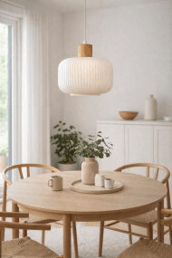 Ekerum Ø30 Vit taklampa från Nordic Lighting - Upph&auml;nget i tr&auml;imitation tillf&ouml;r en varm och harmonisk k&auml;nsla som passar i m&aring;nga olika inredningsstilar.