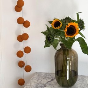 Irislights Terracotta 20 bollar Terracotta från Irislights - De handgjorda bollarna &auml;r tillverkade av tunt, handf&auml;rgat garn och milj&ouml;v&auml;nligt lim, vilket g&ouml;r varje slinga unik.