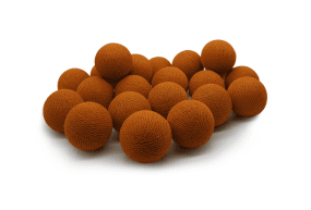 Irislights Terracotta 35 bollar Terracotta från Irislights - De handgjorda bollarna &auml;r tillverkade av tunt, handf&auml;rgat garn och milj&ouml;v&auml;nligt lim, vilket g&ouml;r varje slinga unik.