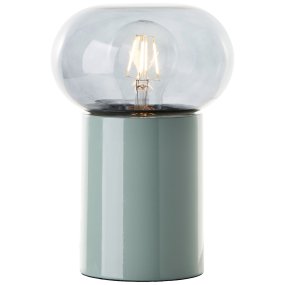 Knut 22cm Grön bordslampa från Brilliant - Den gr&ouml;na lampfoten ger ett fr&auml;scht och levande uttryck, medan den r&ouml;ktonade glaskupan skapar en mjuk och st&auml;mningsfull ljusspridning.