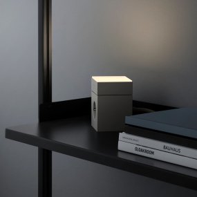 LAMP 1 - EU Grå från Avolt - Denna smidiga lilla lampa ansluts direkt i v&auml;gguttaget (230V) och passar perfekt som exempelvis nattlampa eller st&auml;mningsbelysning i hall, sovrum eller andra utrymmen d&auml;r du vill ha ett mjukt ljus.