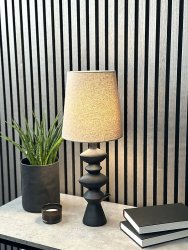 Nina 54cm Svart bordslampa från Aneta Lighting - Den modernistiska bordslampan Nina med sina intressanta former blir en l&auml;ttplacerad och vacker detalj i ditt hem.
