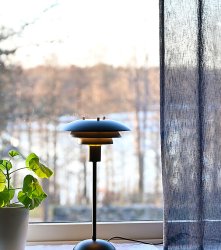 Epsilon 37cm Svart bordslampa från Aneta Lighting - Detaljer i krom och matt m&auml;ssing medf&ouml;ljer, s&aring; du sj&auml;lv kan v&auml;lja vilken som passar b&auml;st i ditt hem.