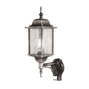 Wexford Silver utelampa från Elstead Lighting - Lampan &auml;r utrustad med en praktisk r&ouml;relsesensor som automatiskt t&auml;nder ljuset vid r&ouml;relse inom ett avst&aring;nd p&aring; 1&ndash;8 meter och en detektionsvinkel p&aring; 120 grader.
