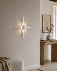 Bari 55cm Vit vägglampa från Lampan - Designad v&auml;gglampa med integrerad LED som ger ett fint, vitt dekorativt ljus b&aring;de p&aring; v&auml;ggen och genom akrylringen.