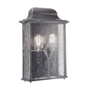 Wexford Silver utelampa från Elstead Lighting - Wexford &auml;r en klassisk v&auml;gglampa f&ouml;r utomhusbruk, tillverkad av aluminium med en elegant finish i m&ouml;rk silver och dekorativa glaspartier med blyinfattat m&ouml;nster.