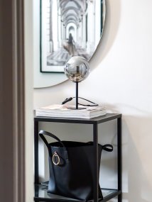 Molekyl 27cm Rökgrå bordslampa från Aneta Lighting - L&aring;t den mindre Molekyl-lampan ge ett sofistikerat tillskott till ditt hem och komplettera din inredning med b&aring;de stil och funktion.