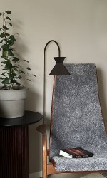 Coni Svart från Aneta Lighting - Ljuvliga golvlampan Coni i tidl&ouml;s design harmonierar med b&aring;de en klassisk och lantlig interi&ouml;r.