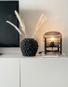Vinda 32cm Svart bordslampa från Aneta Lighting - &nbsp;Placera f&ouml;rslagsvis i hallen, i f&ouml;nstret, p&aring; byr&aring;n i vardagsrummet eller p&aring; nattduksbordet som s&auml;nglampa.