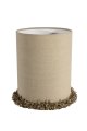 Lampskärm Cylinder Frans Ø22 Natur från Alde & Lind - Kanterna &auml;r omsorgsfullt invikta och l&auml;ngs nederkanten l&ouml;per en dekorativ, kraftig sn&ouml;rmakerifranskant som ger lampsk&auml;rmen en elegant och exklusiv detalj.