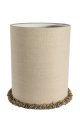 Lampskärm Cylinder Frans Ø30 Natur från Alde & Lind - Kanterna &auml;r omsorgsfullt invikta och l&auml;ngs nederkanten l&ouml;per en dekorativ, kraftig sn&ouml;rmakerifranskant som ger lampsk&auml;rmen en elegant och exklusiv detalj.