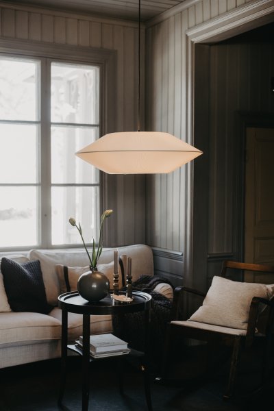 Pollux skärm exkl. upphäng Ø75 Offwhite taklampa från Alde & Lind - Detta &auml;r en lampsk&auml;rm som passar i flera olika rum men den &auml;r perfekt att s&auml;tta &ouml;ver ett matbord.