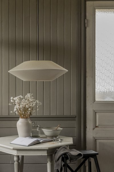 Pollux skärm exkl. upphäng Ø58 Offwhite taklampa från Alde & Lind - Detta &auml;r en lampsk&auml;rm som passar i flera olika rum men den &auml;r perfekt att s&auml;tta &ouml;ver ett matbord.
