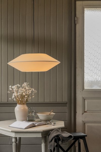Pollux skärm exkl. upphäng Ø58 Offwhite taklampa från Alde & Lind - Detta &auml;r en lampsk&auml;rm som passar i flera olika rum men den &auml;r perfekt att s&auml;tta &ouml;ver ett matbord.