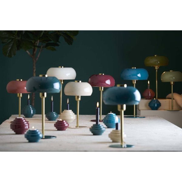 Surin 40cm Vinröd bordslampa från Light & Living - Surin &auml;r en stilfull bordslampa med en blank vinr&ouml;d sk&auml;rm och en fot i guld-finish.