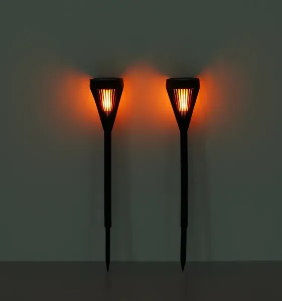 Fire 2-pack Svart solcellslampa från Globo Lighting - En stilren och energieffektiv l&ouml;sning f&ouml;r att lysa upp utomhusmilj&ouml;n med en naturlig eldliknande k&auml;nsla!