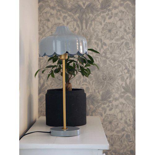 Wells 50cm Blå bordslampa från PR Home - Lampan har inspirerats av en blomma och skapat denna serie i fler f&auml;rger och modeller.