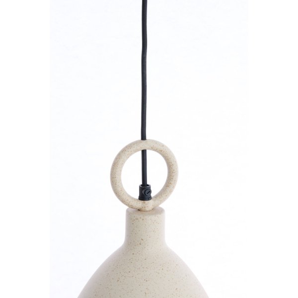 Risari Ø24 Sand taklampa från Light & Living - Risari &auml;r en stilfull takpendel i ljus sandf&auml;rg med subtila och naturliga bruna st&auml;nk &ouml;ver hela sk&auml;rmen.