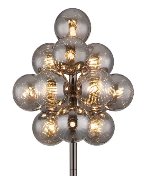 Conor Rökfärgad golvlampa från Globo Lighting - Den stilrena kombinationen av metall och glas skapar en sofistikerad och trendig look som passar perfekt i b&aring;de moderna och klassiska interi&ouml;rer.