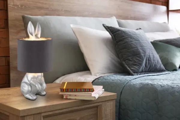 Rabbit 40cm Silver bordslampa från Globo Lighting - Med en silverf&auml;rgad kaninfigur som bas och en elegant gr&aring; sammetsk&auml;rm kombinerar den lekfull design med sofistikerad stil.