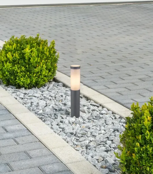 Boston 45cm Antracit pollare från Globo Lighting - Tillverkad i rostfritt st&aring;l med en opalvit plastsk&auml;rm ger den ett mjukt och behagligt ljus.