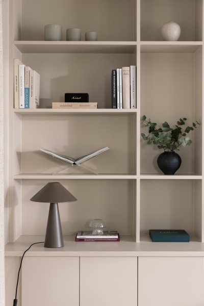 Cannes 40cm Mocha bordslampa från Globen Lighting - Cannes bygger p&aring; en balans av geometriska former i en minimalistisk och stilren design som passar i m&aring;nga milj&ouml;er.