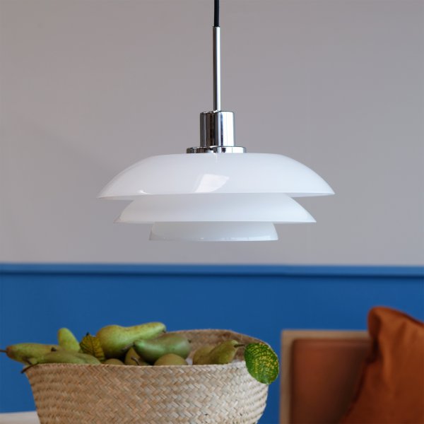 DL31 Ø31 Krom taklampa från Dyberg Larsen - Den nya versionen adderar en twist: lampsk&auml;rmen &auml;r nu tillverkad i munbl&aring;st opalglas, vilket ger varje lampa en unik karakt&auml;r och charm.