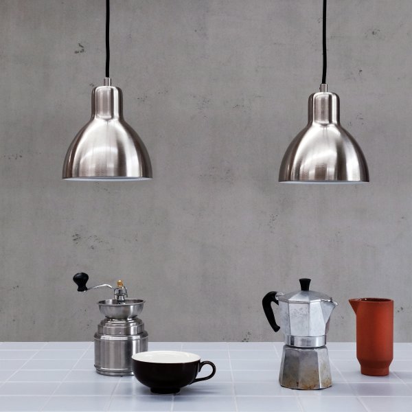 Skagen Ø16 Borstad stål taklampa från Dyberg Larsen - Den ljusa och minimalistiska vita f&auml;rgen g&ouml;r den anv&auml;ndbar i alla rum.