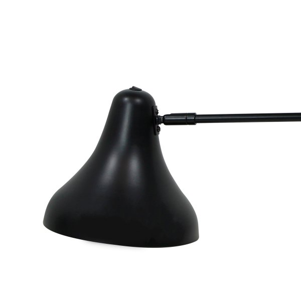 Tokyo 32cm Svart vägglampa från Dyberg Larsen - Den minimalistiska formen och industriella k&auml;nslan g&ouml;r Tokyo till en diskret men elegant inredningsdetalj som sm&auml;lter in i b&aring;de moderna och klassiska milj&ouml;er.