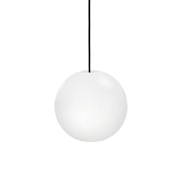 Cafè Ø20 Opal taklampa från Dyberg Larsen - Caf&eacute; Opal &auml;r en tidl&ouml;s och elegant pendellampa med en kupa i opalglas som &auml;r &ouml;ppen b&aring;de upptill och nertill.