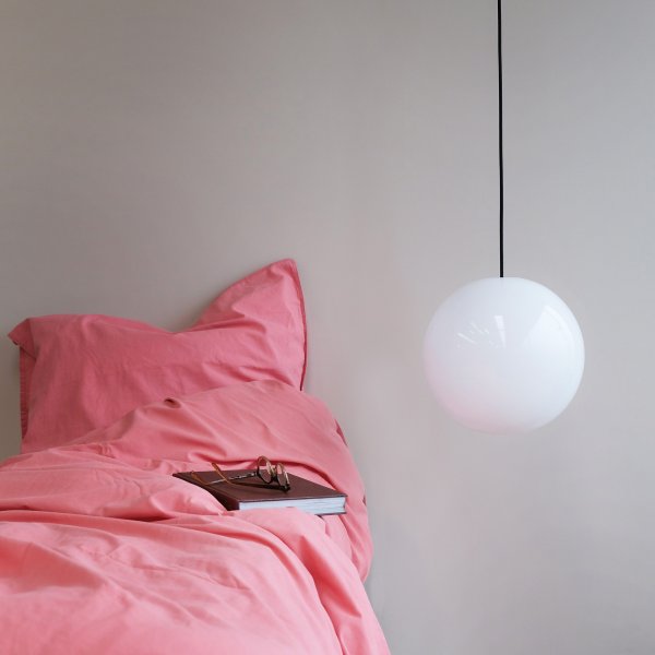 Cafè Ø20 Opal taklampa från Dyberg Larsen - Caf&eacute; Opal &auml;r en tidl&ouml;s och elegant pendellampa med en kupa i opalglas som &auml;r &ouml;ppen b&aring;de upptill och nertill.