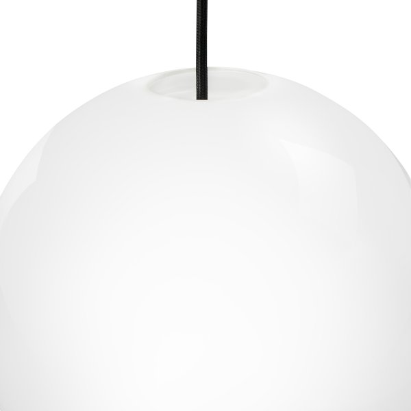 Cafè Ø20 Opal taklampa från Dyberg Larsen - Caf&eacute; Opal &auml;r en tidl&ouml;s och elegant pendellampa med en kupa i opalglas som &auml;r &ouml;ppen b&aring;de upptill och nertill.