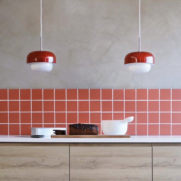 Haipot Ø23 Mörkröd taklampa från Dyberg Larsen - Haipot-lampan har en elegant lampsk&auml;rm i opalglas och en d&auml;mpad r&ouml;d metallsk&auml;rm.