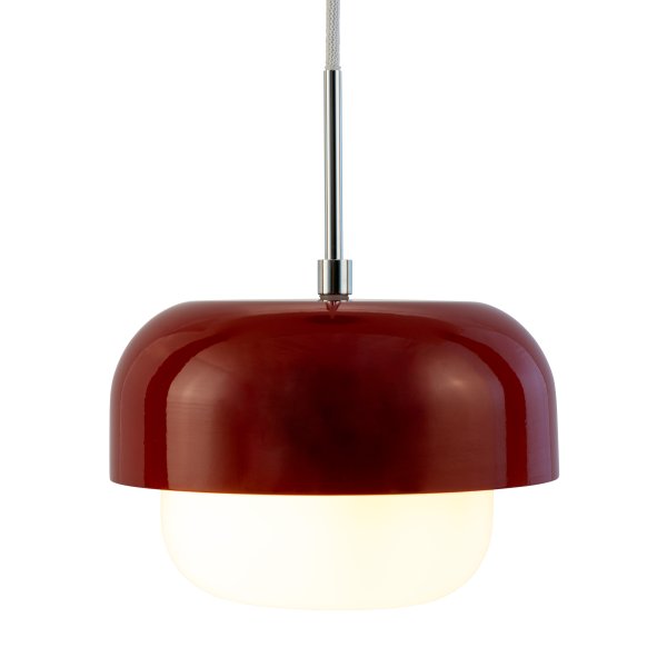 Haipot Ø23 Mörkröd taklampa från Dyberg Larsen - Haipot-lampan har en elegant lampsk&auml;rm i opalglas och en d&auml;mpad r&ouml;d metallsk&auml;rm.