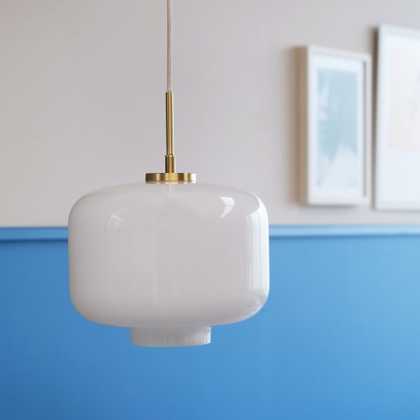 Arp Ø25 Opal taklampa från Dyberg Larsen - ARP taklampa i opalvitt glas &auml;r en klassisk modell som passar i alla milj&ouml;er, b&aring;de moderna och klassiska.