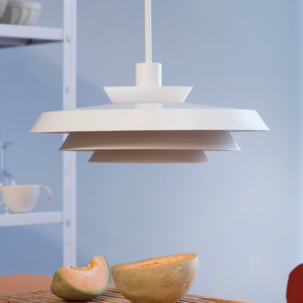 DL44 Ø44 Vit taklampa från Dyberg Larsen - Uppgradera din belysning &ouml;ver matbordet, i k&ouml;ket, hallen eller i vilket rum som helst, och njut av skandinavisk minimalism och ett varmt, inbjudande ljus med DL44 pendellampa.