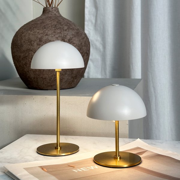 Along set 20cm Beige portabel från Dyberg Larsen - Along levereras i ett set om tv&aring; lampor som kan monteras p&aring; tre olika s&auml;tt &ndash; en h&ouml;g och en l&aring;g, tv&aring; l&aring;ga eller tv&aring; h&ouml;ga &ndash; helt utan verktyg.